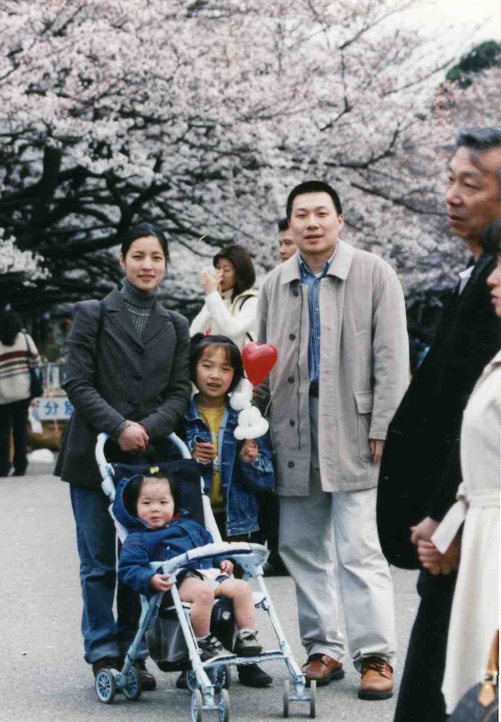 Linda as a child with her family under the cherry blossoms in Japan